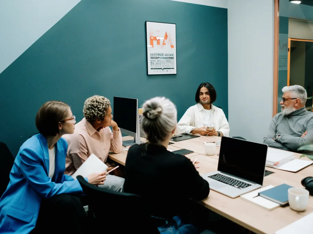 Reunión de equipo de una agencia de gestión OnlyFans en España